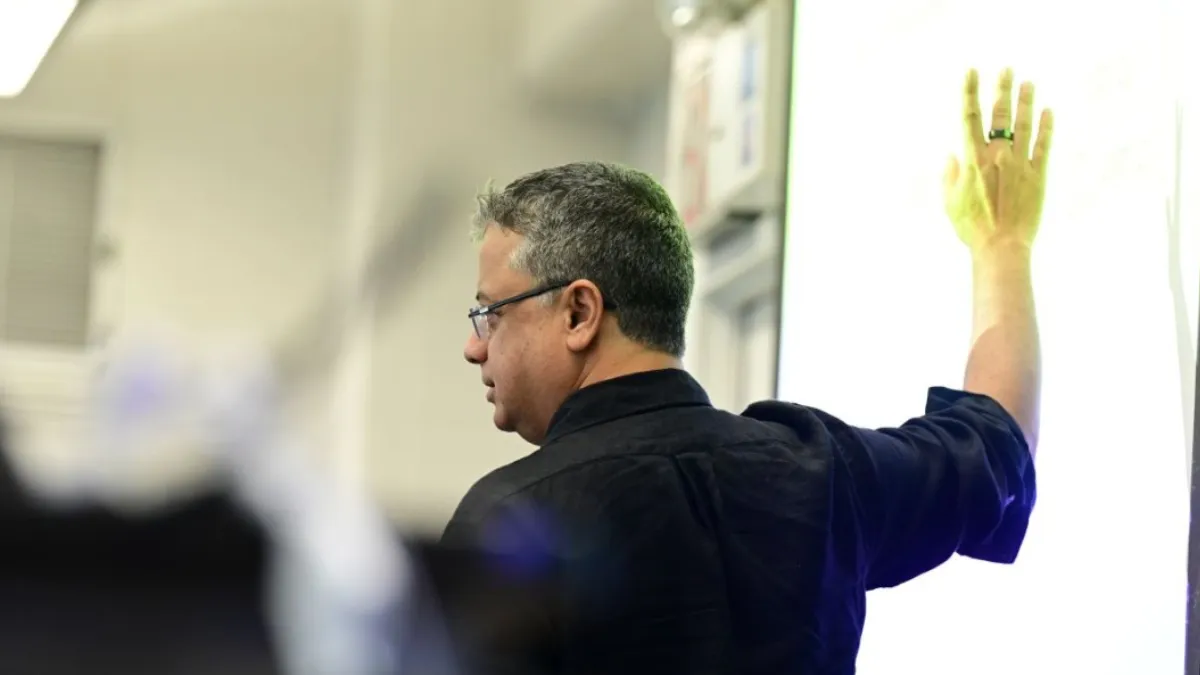 Vishal Misra, RKS Family Professor of Computer Science and vice dean of computing and AI, teaching the AI in Context course, Fall 2024.